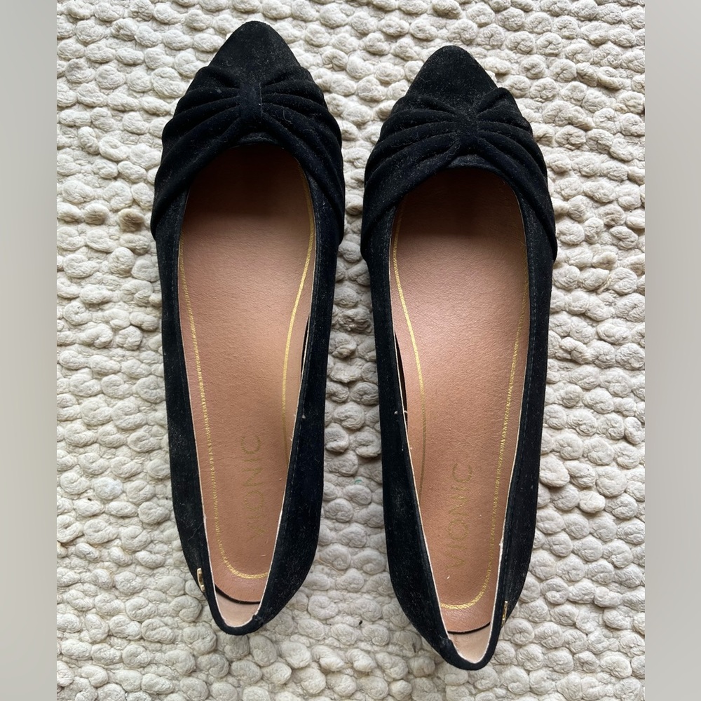 EUC like new Vionic Gramercy black suede flat 6M